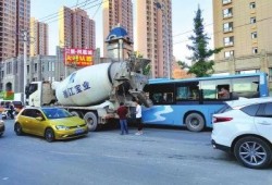 今日头条最新爆料车祸,惊心动魄！最新车祸现场曝光，事故原因令人震惊